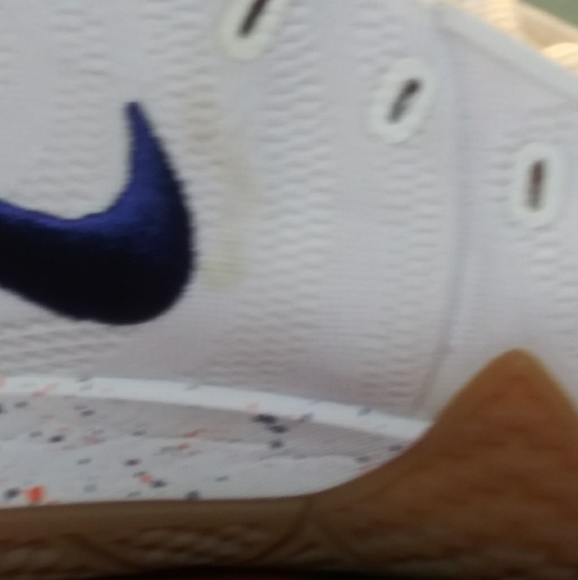 Kyrie 4 - Picture 2 of 8